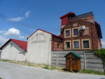 Widok na dawny zakład przemysłowy od strony zachodniej. Od lewej: tartak, skrzydło środkowe, skrzydło od ul. Łąkowej. Materiały Biura Miejskiego Konserwatora Zabytk&oacute;w UM Rzeszowa